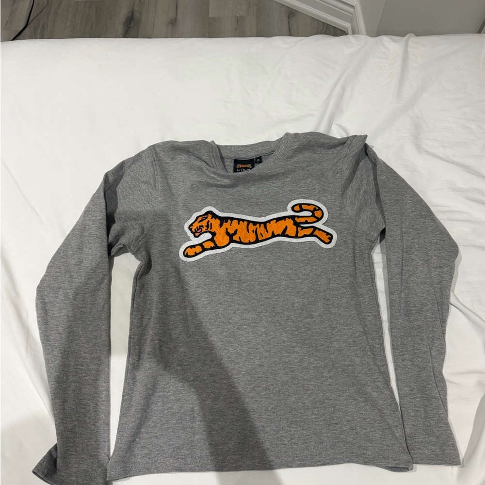 Stylish Gray Long Sleeve Tee with Tiger Motif